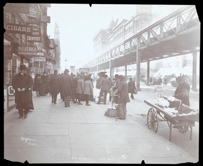 Vue des colporteurs vendant des jouets et des dattes sur la 6e Avenue à Noël, New York, 1903 - Byron Company